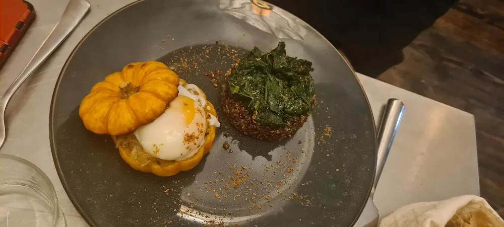 Ravioli Ouverte de Radis Noir Et Œuf Parfait En Cocotte